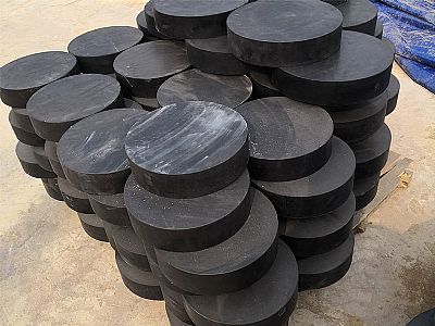 海东板式橡胶支座由若干层橡胶片与薄钢板经加压硫化